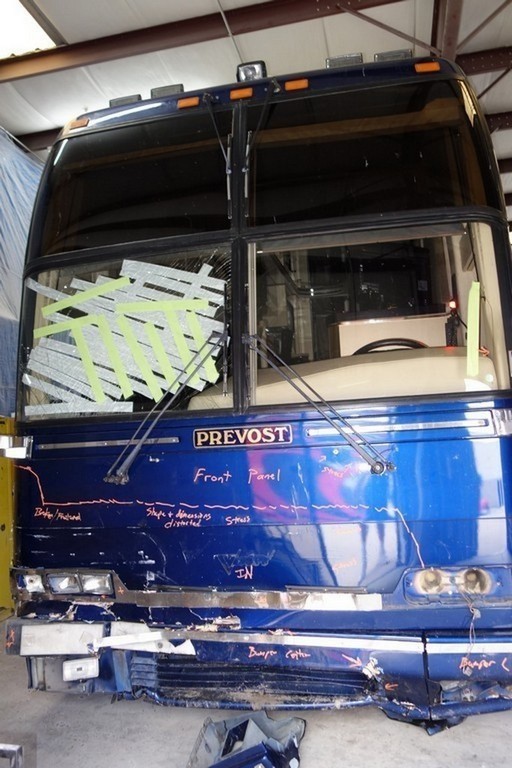01 Prevost H3-45 Featherlite front end Collision